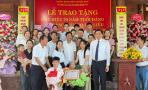 Phó Bí thư Thường trực Tỉnh ủy Hoàng Nghĩa Hiếu trao Huy hiệu 70 năm tuổi Đảng tại Nghĩa Đàn